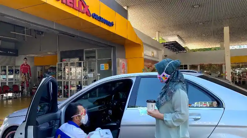 Foto - Shell Beri Layangan Desinfektan Dan Masker Di Hari Pelanggan Nasional