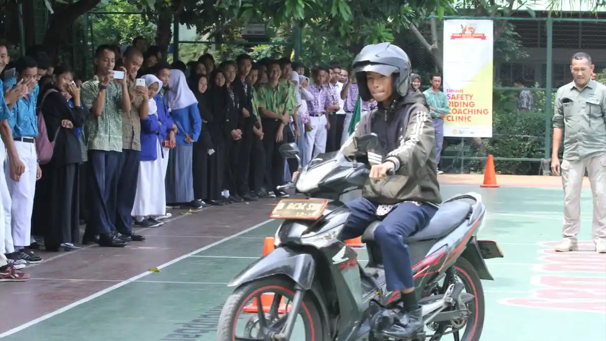 Foto - Shell Ajak Pelajar SMK Untuk Peduli Keselamatan Berkendara