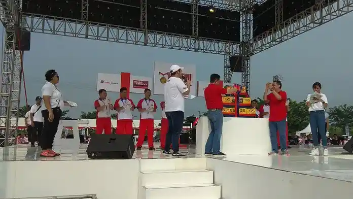 Foto - Peringati Hari Kartini, Rekor Ganti Aki Mobil Terbanyak Oleh Wanita Berhasil Dipecahkan