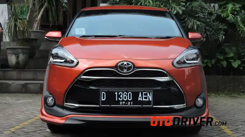 Foto - FIRST DRIVE: Toyota Sienta Q A/T 