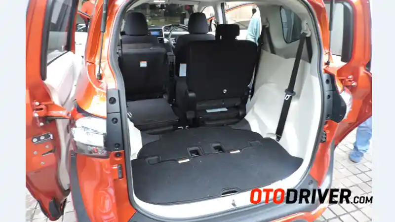 Foto - FIRST DRIVE: Toyota Sienta Q A/T 