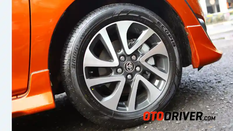 Foto - FIRST DRIVE: Toyota Sienta Q A/T 