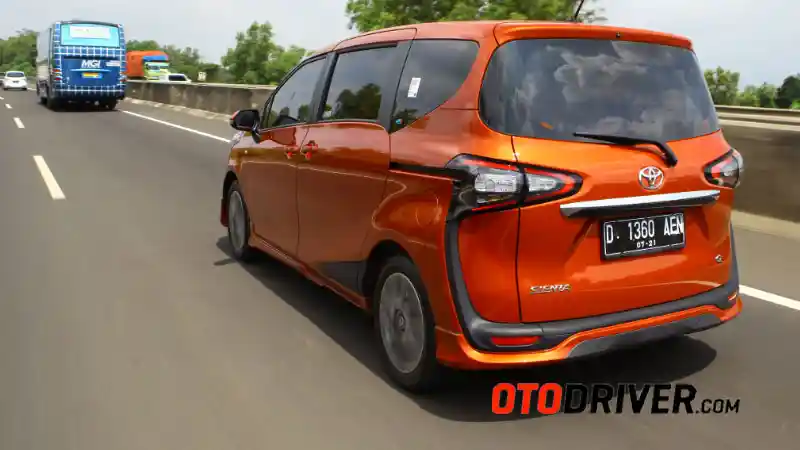 Foto - FIRST DRIVE: Toyota Sienta Q A/T 