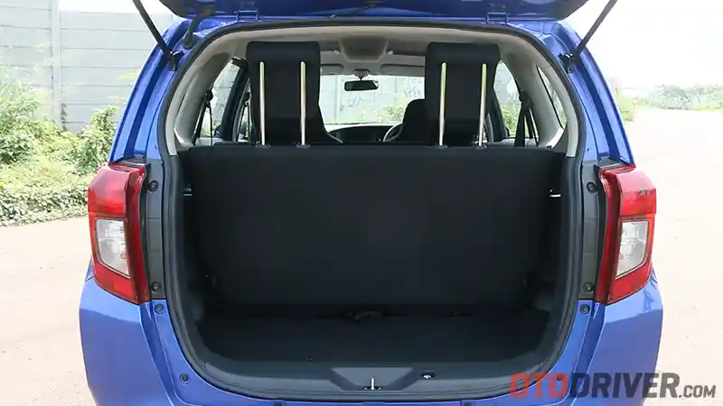 Foto - Komparasi Spek Renault Triber VS Daihatsu Sigra Tipe Terendah