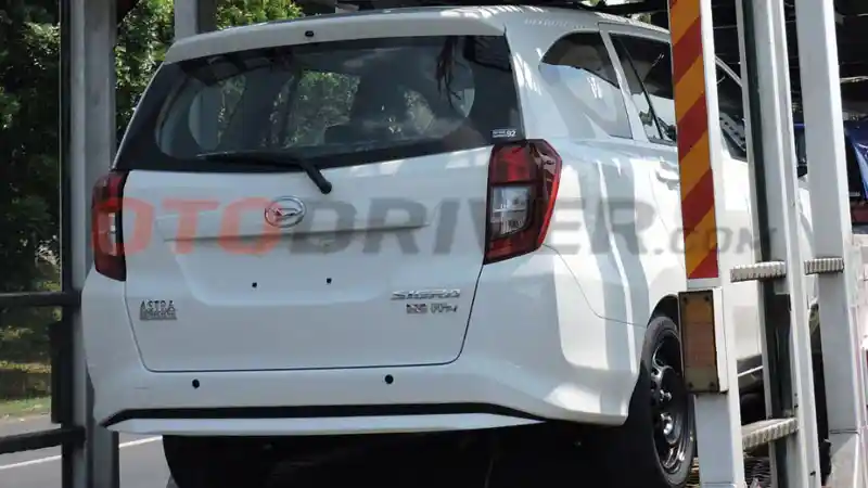 Berita - SPY SHOT: Daihatsu Sigra Tipe X, Tanpa "Innova" di Lampu Belakang (4 Foto)