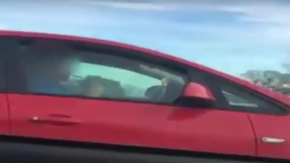 Foto - VIDEO: Pria Ini Mengemudi 100 Km/jam Sambil Sikat Gigi