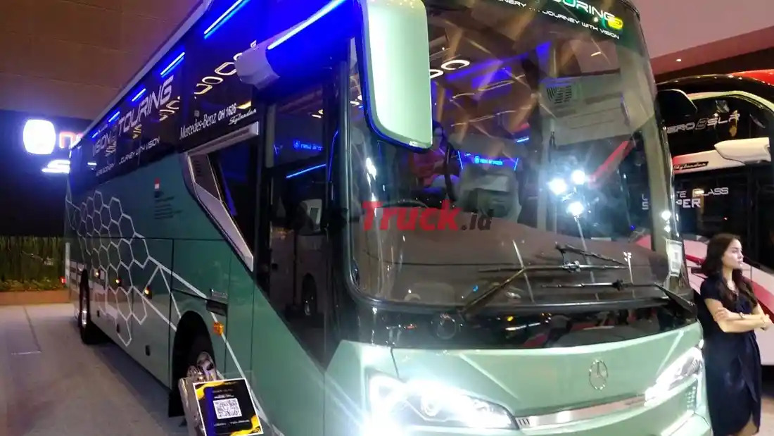 Bus - R22 Vision 8 Touring : Varian Baru New Armada Skylander 