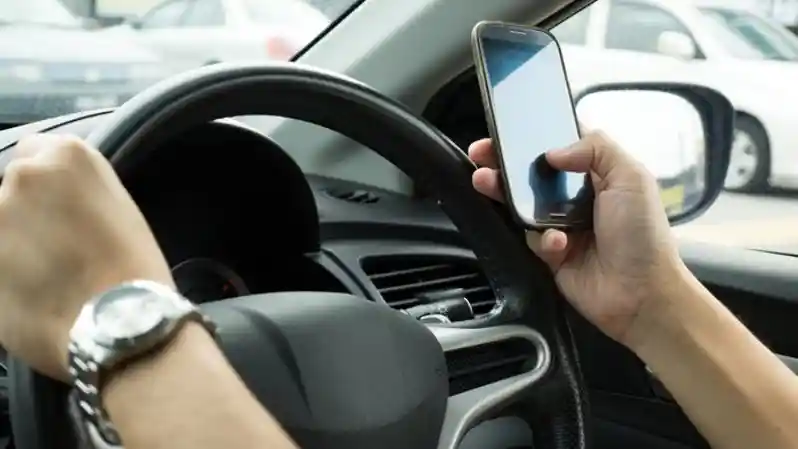 Berita - Mengecek HP Saat Mengemudi, Langsung Didenda Rp 3 Jutaan dan SIM Dicabut di Negara Ini