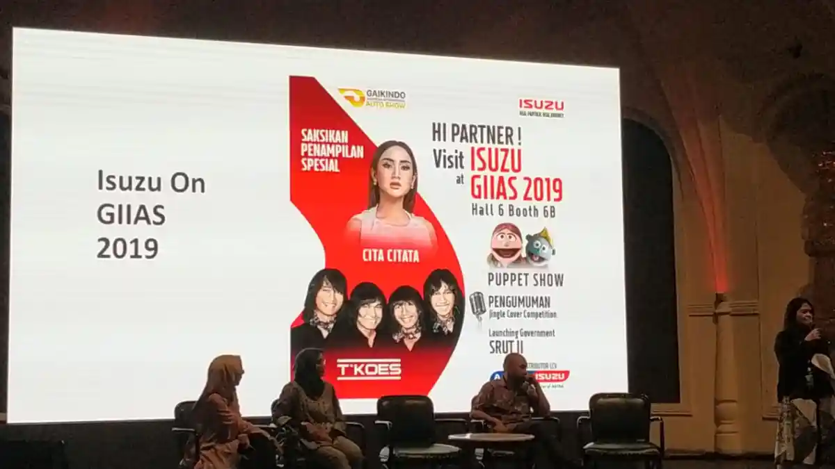 Foto - GIIAS 2019: Isuzu Pamerkan Traga Versi Minibus dan Elf NMR 71L Versi Chiller Box