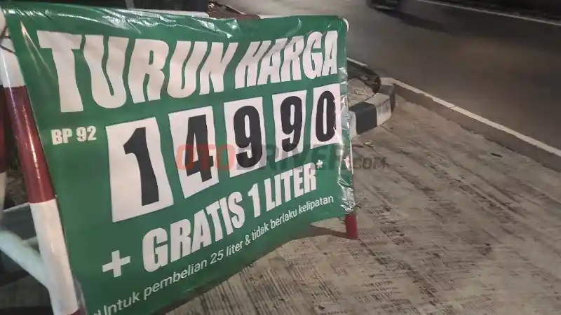 Foto - Tidak Hanya Turunkan Harga, SPBU Ini Juga Gratiskan 1 Liter BBM