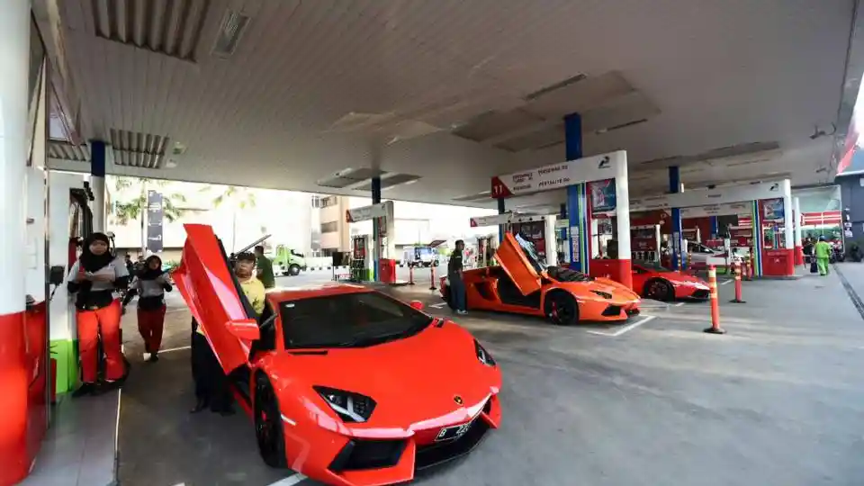 Berita - Para Pemilik Lamborghini Konvoi Ke Bandung Dengan Dukungan Pertamina (8 FOTO)