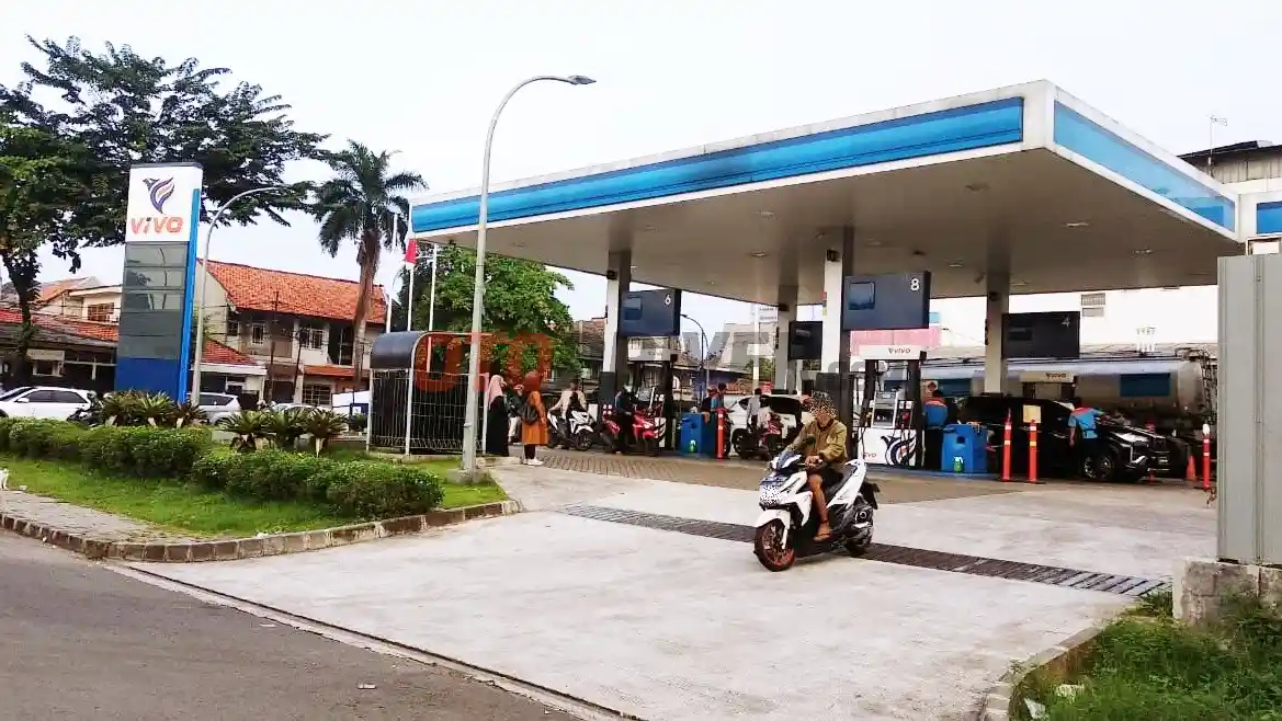 Foto - Harga BBM Pertamina Turun, BBM Swasta Naik