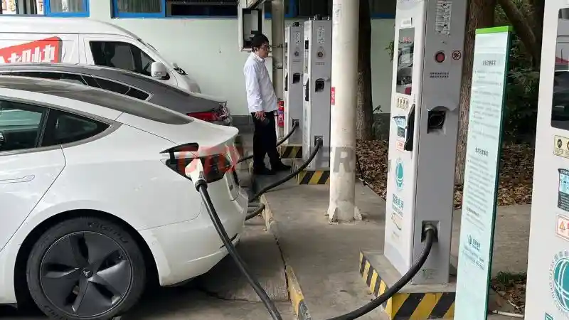 Berita - Situasi SPKLU Di Sebuah Rest Area Tol Di Cina