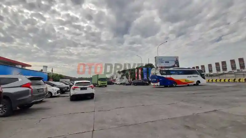 Foto - Mudik Bawa Mobil Listrik, SPKLU PLN di Rest Area KM 57 Cikampek Siap Beroperasi