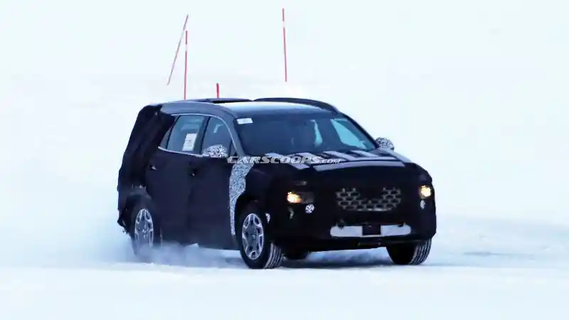 Foto - Hyundai Santa Fe Bakal Jalan Tanpa Pakai Bensin