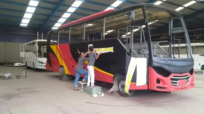 Foto - Siap Menetas, Armada PO Bulan Jaya Bermesin Mercedes-Benz OF 917