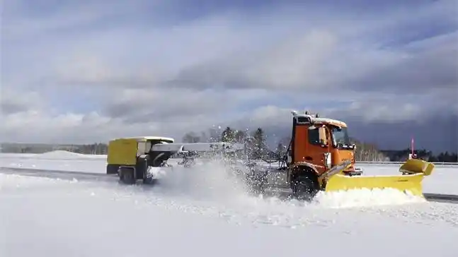 Foto - Daimler Pamer Truk Otonom Pembersih Salju