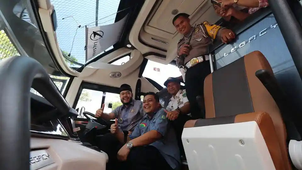 Bus - Peluncuran Armada Baru PO NPM, Walikota Sempat Duduk Di Belakang Kemudi
