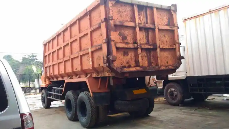 Berita - Tinggi Baknya Melebihi Ketentuan, Dump Truck Ini Dipotong