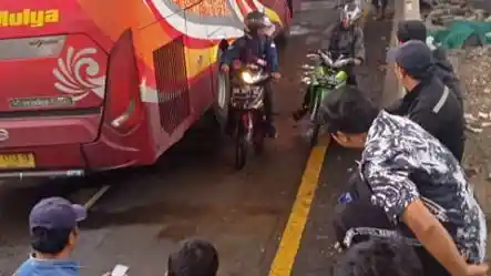 Berita - Jengkel Macet, Penumpang Ini Ambil Motornya dari Bagasi Bus dan Lanjutkan Perjalanan Sendiri