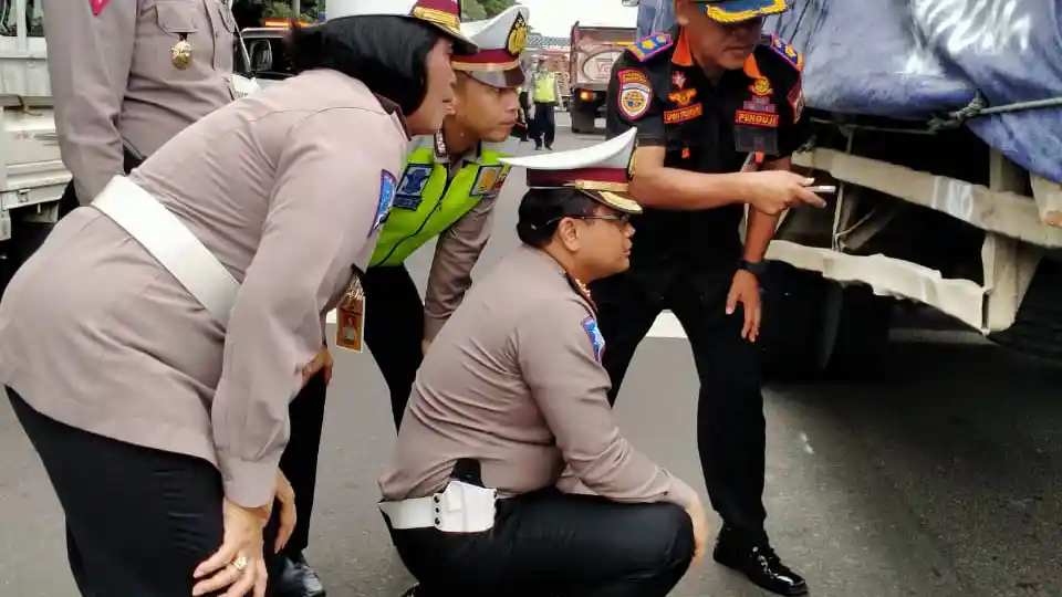 Foto - Sebanyak 277 Truk ODOL Terjaring Razia Gabungan Di Tol Jagorawi Sampai Dalam Kota 
