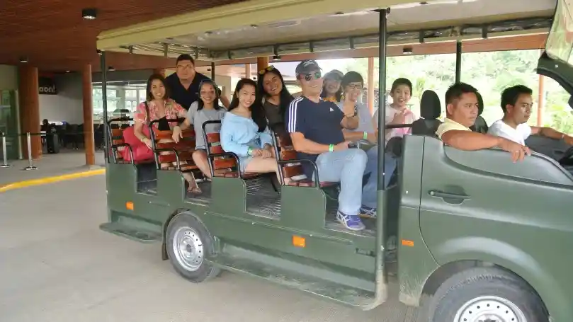 Foto - Di Cebu Filipina, Pikap Super Ace Disulap Jadi Mobil Wisata Keliling Taman Safari