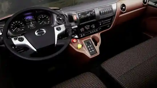 Foto - Pakai Transmisi Allison, Hino Luncurkan Truk dengan Garansi 5 Tahun Tanpa Batasan Kilometer