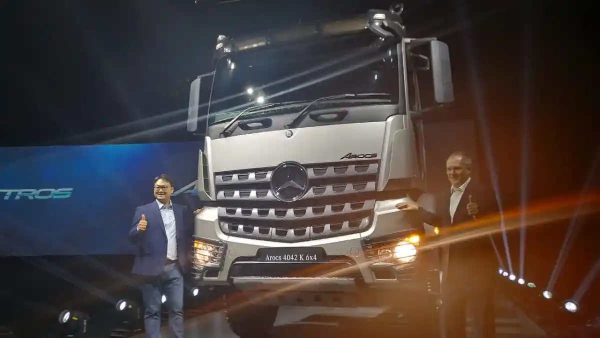 Truk - Garap Segmen Truk Heavy Duty, Daimler Luncurkan Truk Actros dan Arocs Terbaru