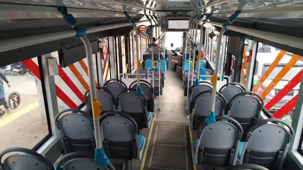 Bus - Jakarta Banjir, Lima Koridor Bus Transjakarta Berhenti Beroperasi, Sebagian Rute Dipendekkan