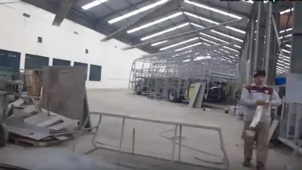 Foto - Kisah Karoseri Adi Putro (1): Bermula dari Bengkel Modifikasi Pick Up, Kini Jadi Trendsetter Bus di Indonesia.