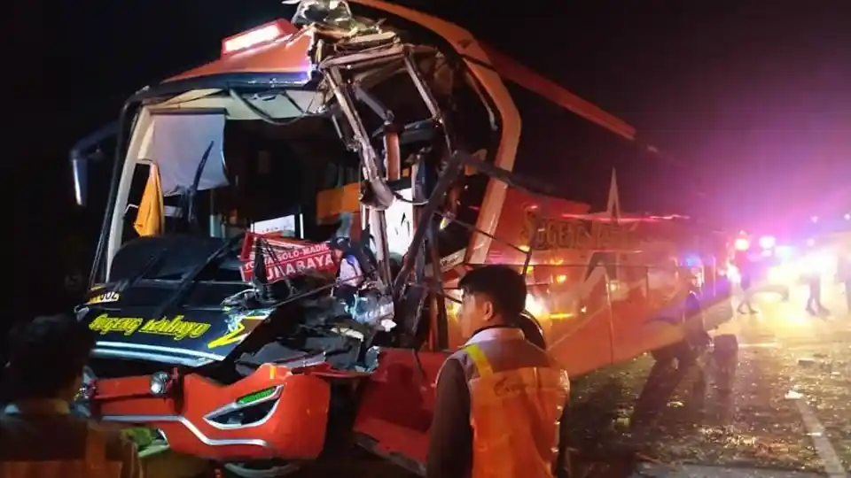 Berita - Bus Patas Hantam Pantat Truk di Tol Jombang-Mojokerto, Kondektur Tewas