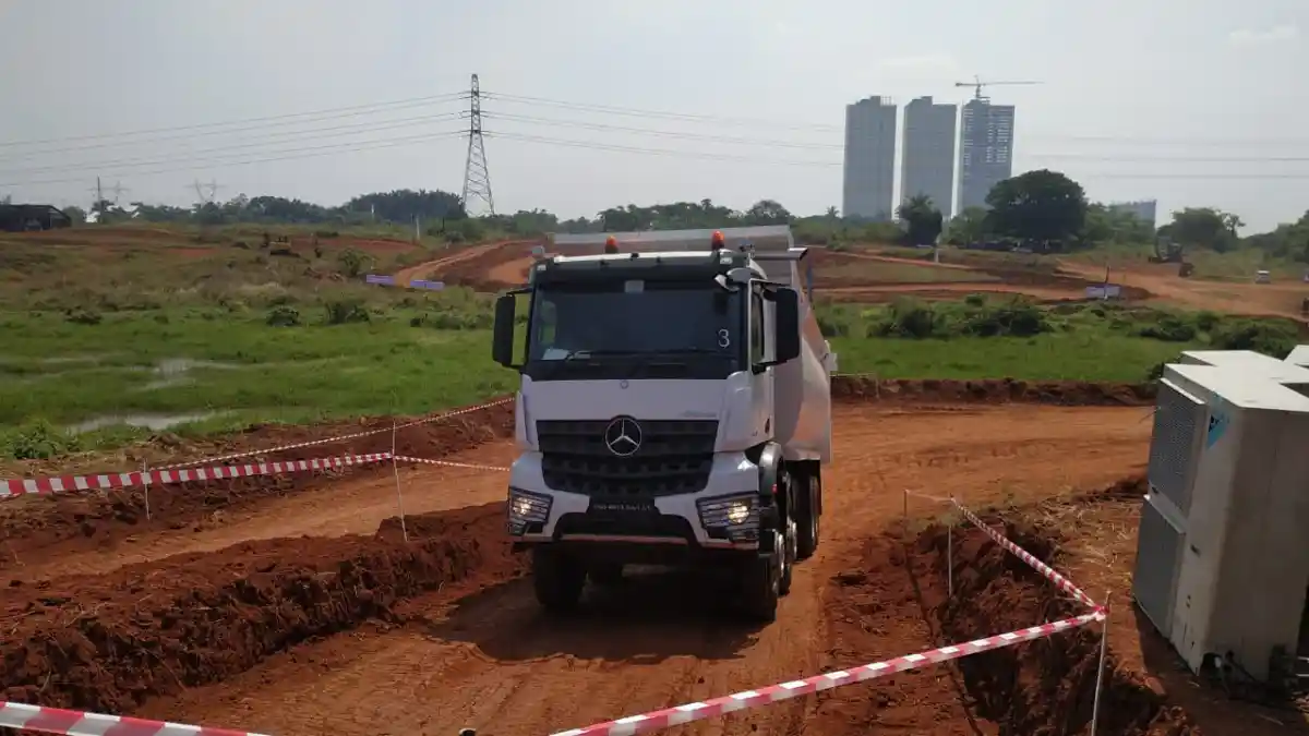 Foto - Pembelian Truk Mercedes-Benz Actros dan Arocs Dapat Garansi 12 Bulan Tanpa Batasan Kilometer