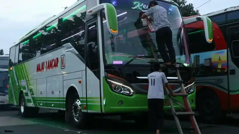 Foto - Bus PO Maju Lancar Wonosari Ini Bergaya Ala New Patriot