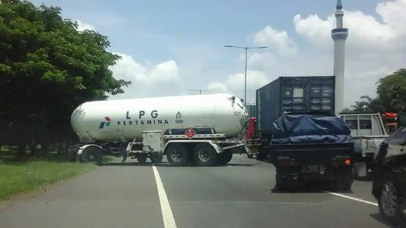 Berita - Truk Dan Bus Anda Kecelakaan Di Jalan Tol? Wajib Bayar Ganti Rugi Kerusakan Infrastruktur