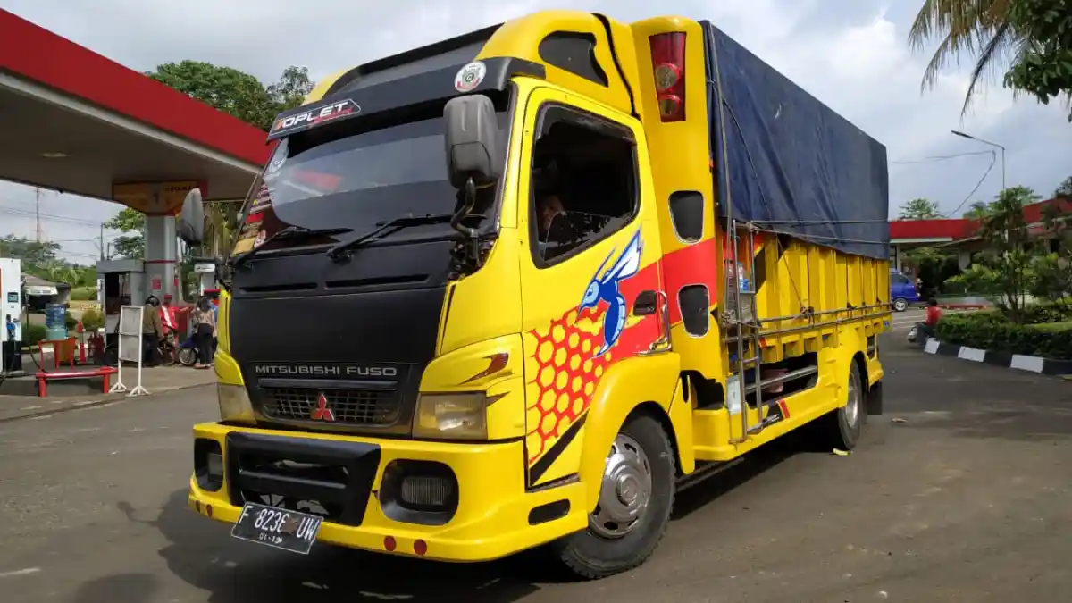 Foto - Biar Enggak Penasaran, Segini Kisaran Biaya Cuci Truk Engkel