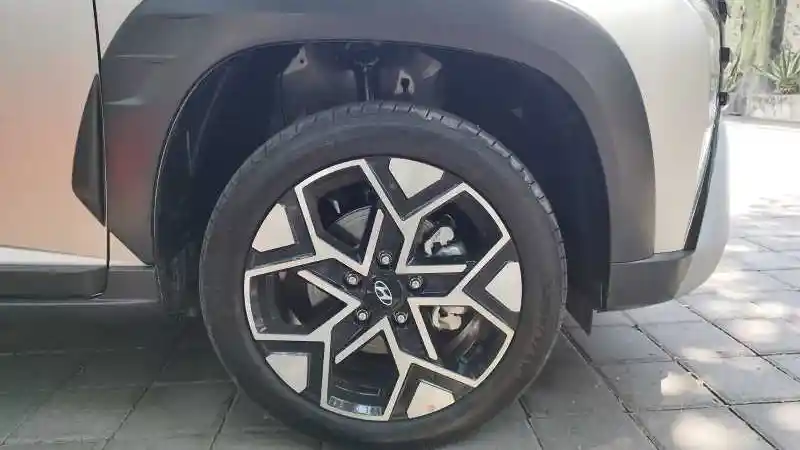 Foto - Tujuh Detail Yang Bedakan Tampilan Hyundai Stargazer dan Stargazer X