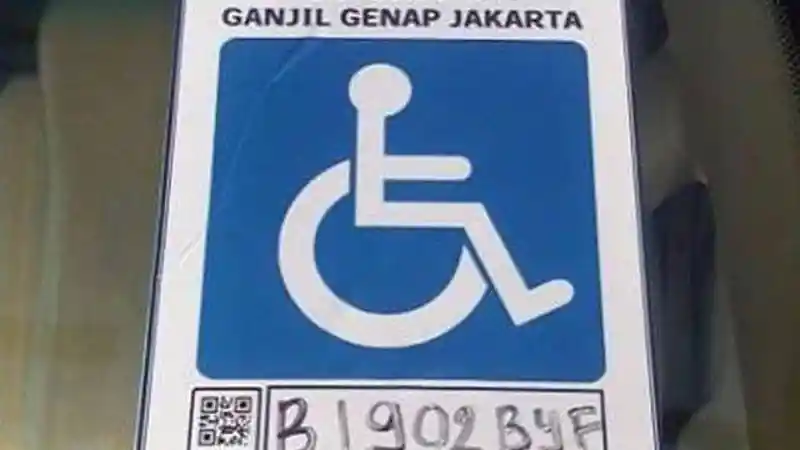 Foto - Stiker Disabilitas Bikin Mobil Bebas Ganjil Genap. Begini Cara Mendapatkannya