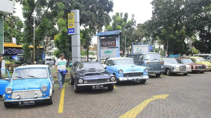 Foto - Pecinta Mobil Ramaikan Sunday Market Pondok Indah Jakarta