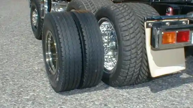 Foto - Ban Superlebar, Jadi Tren Truk Mancanegara