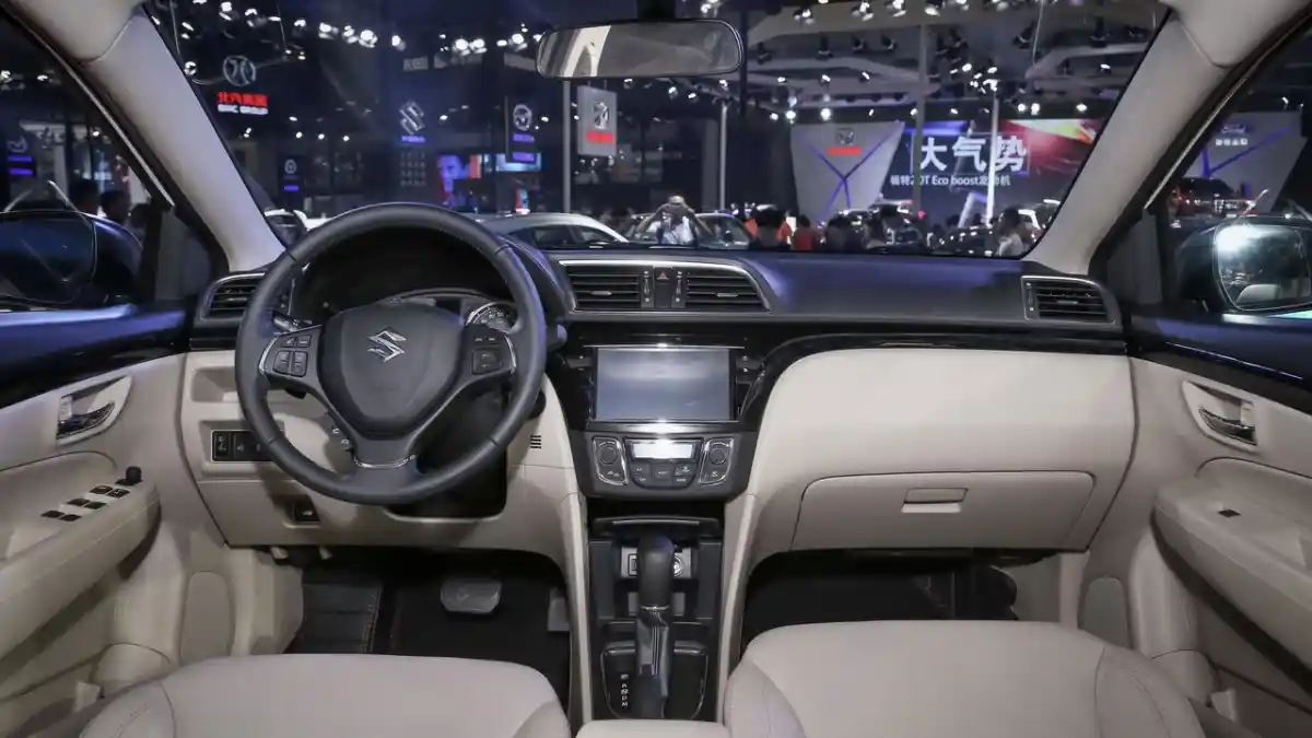 Foto - Suzuki Ciaz Facelift Resmi Hadir di Tiongkok, Tampang Lebih Mewah