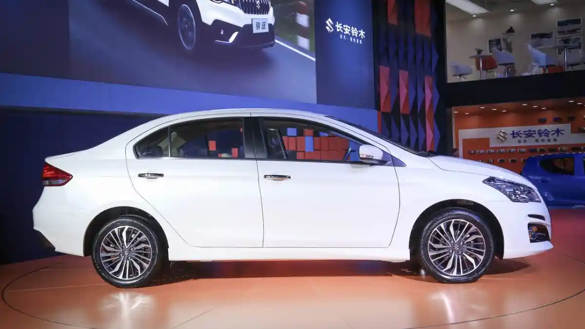 Foto - Suzuki Ciaz Facelift Resmi Hadir di Tiongkok, Tampang Lebih Mewah