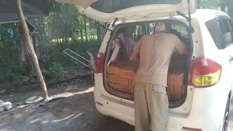 Foto - Sebuah Ertiga Nekat Dipakai Untuk Angkut Batu Bata