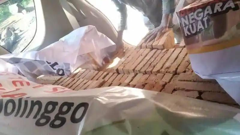 Foto - Sebuah Ertiga Nekat Dipakai Untuk Angkut Batu Bata