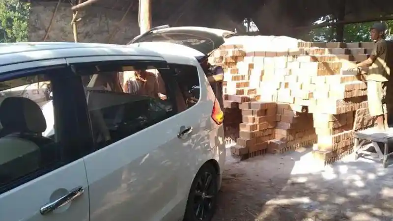 Foto - Sebuah Ertiga Nekat Dipakai Untuk Angkut Batu Bata