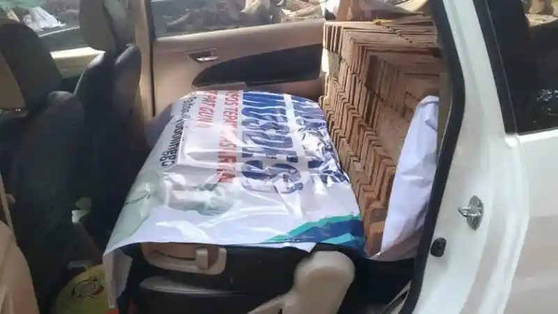 Foto - Sebuah Ertiga Nekat Dipakai Untuk Angkut Batu Bata