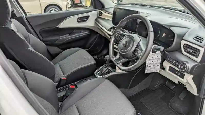 Foto - Suzuki Swift Generasi Terbaru Sudah Mulai Tersebar Di Dealer Jepang