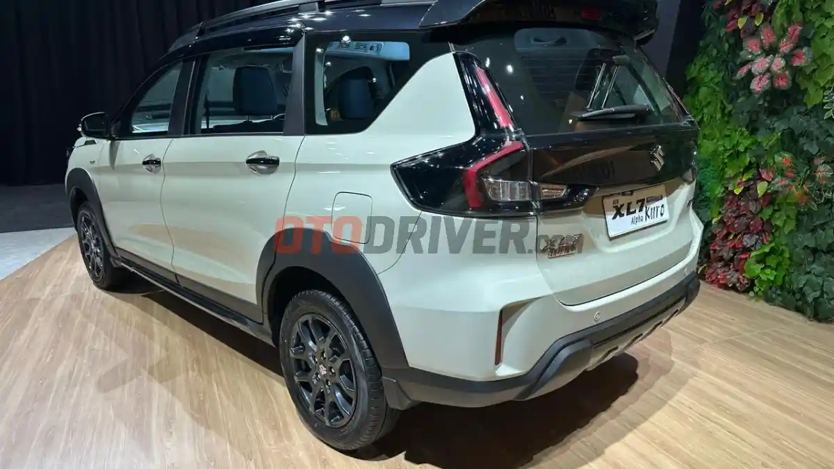 Foto - Ini Dia Varian Baru Dari Suzuki XL7, Serba Hitam Di Bagian Eksterior