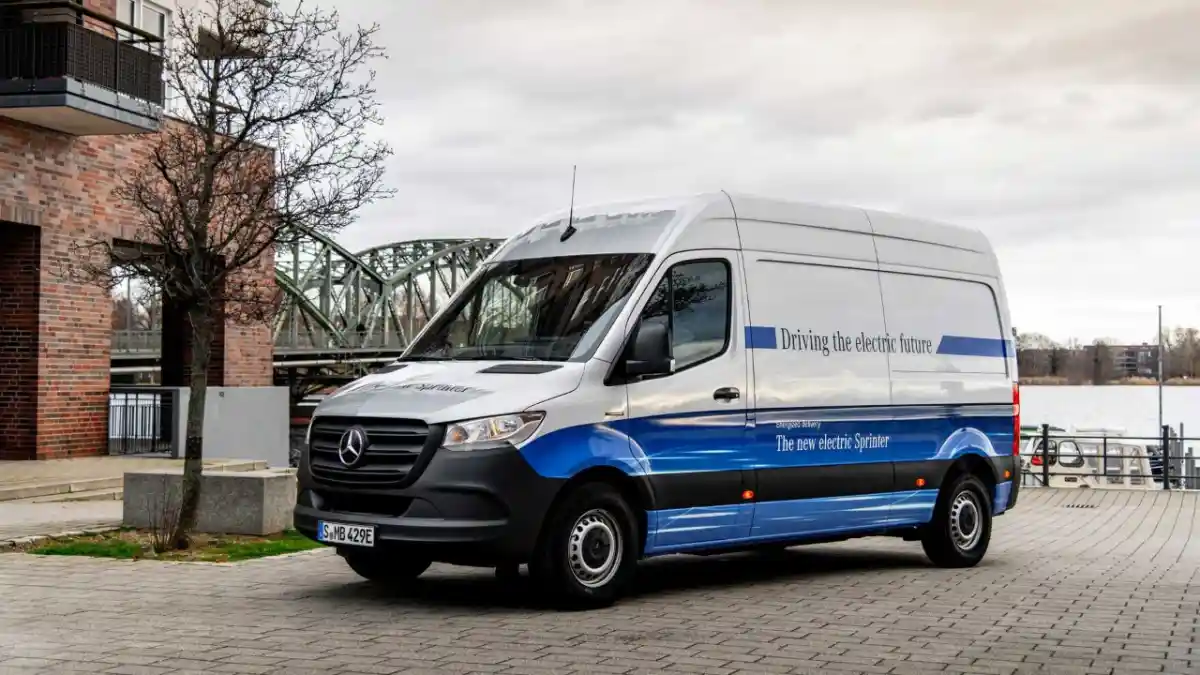 Foto - Mercedes-Benz Sprinter Rayakan Ulang Tahun Ke-25