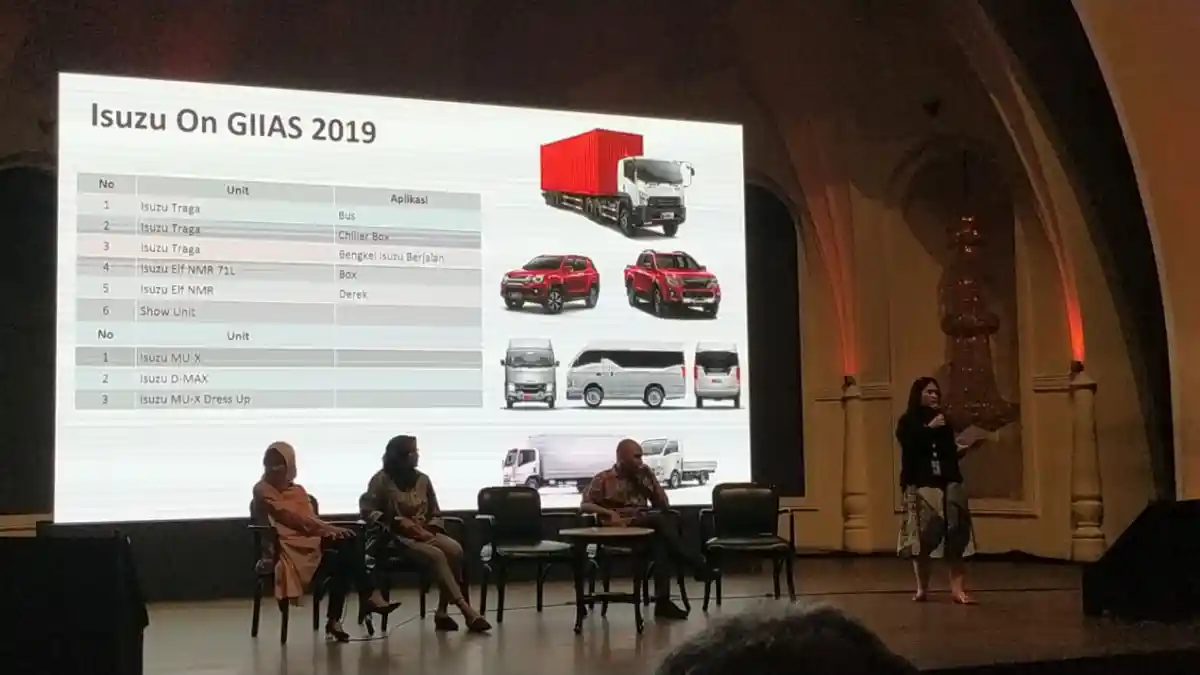 Truk - GIIAS 2019: Isuzu Pamerkan Traga Versi Minibus dan Elf NMR 71L Versi Chiller Box