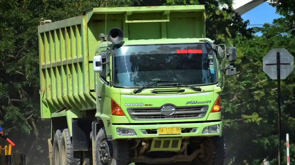 Berita - Truk Pengangkut Keramik dan Semen Boleh Gunakan Armada ODOL